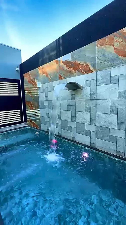 Piscina com cascata