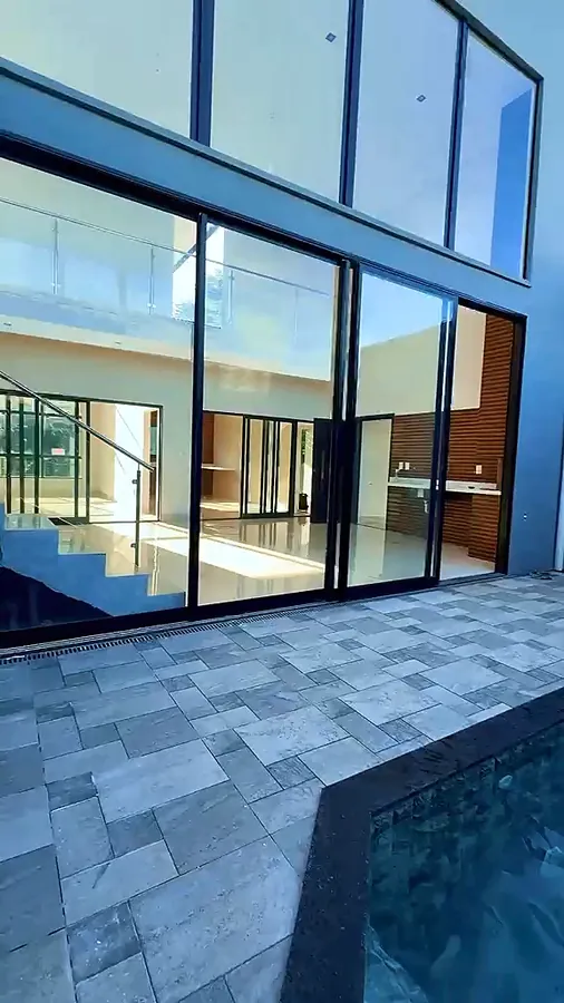 Piscina e a sala com fechamento de vidro