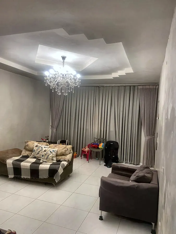 Sala de estar com cortina