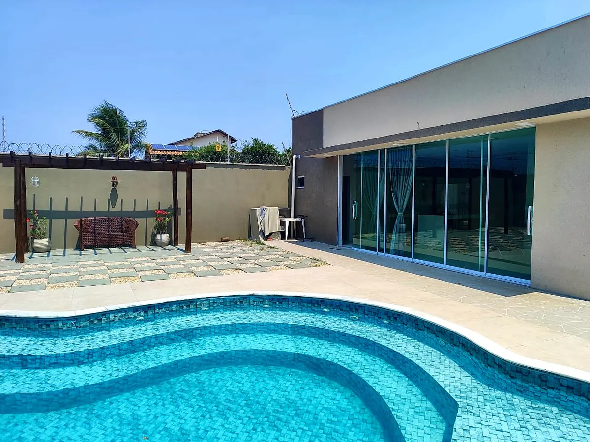 Piscina, terraço e pergolado