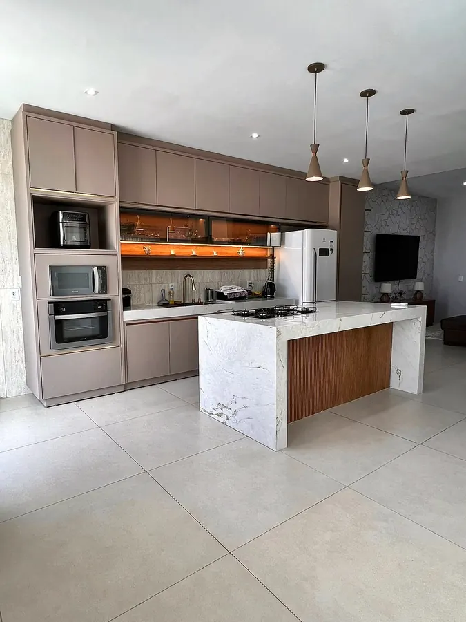 Cozinha com ilha, aberta para a sala