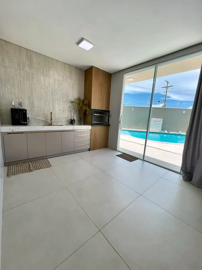 Espaço gourmet com porta para a piscina
