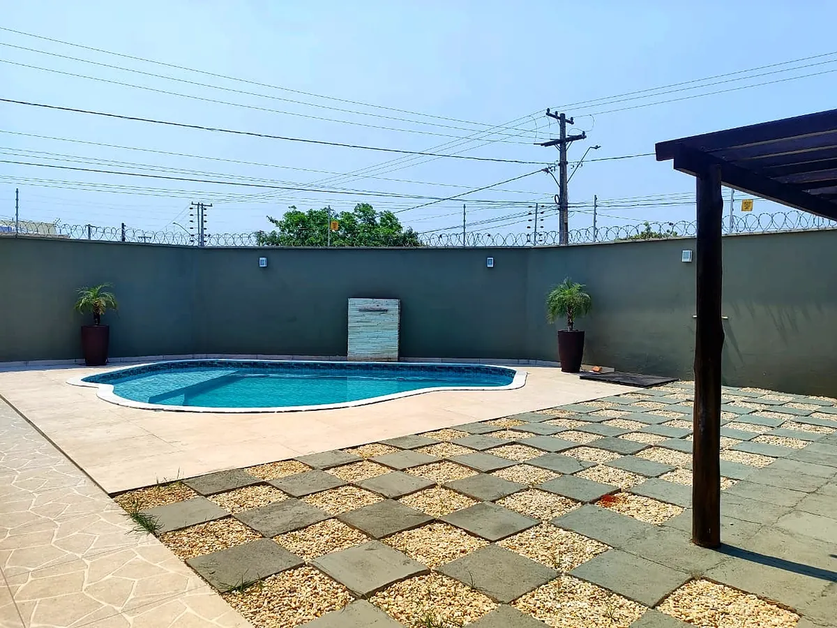 Terraço e piscina, vistos do pergolado
