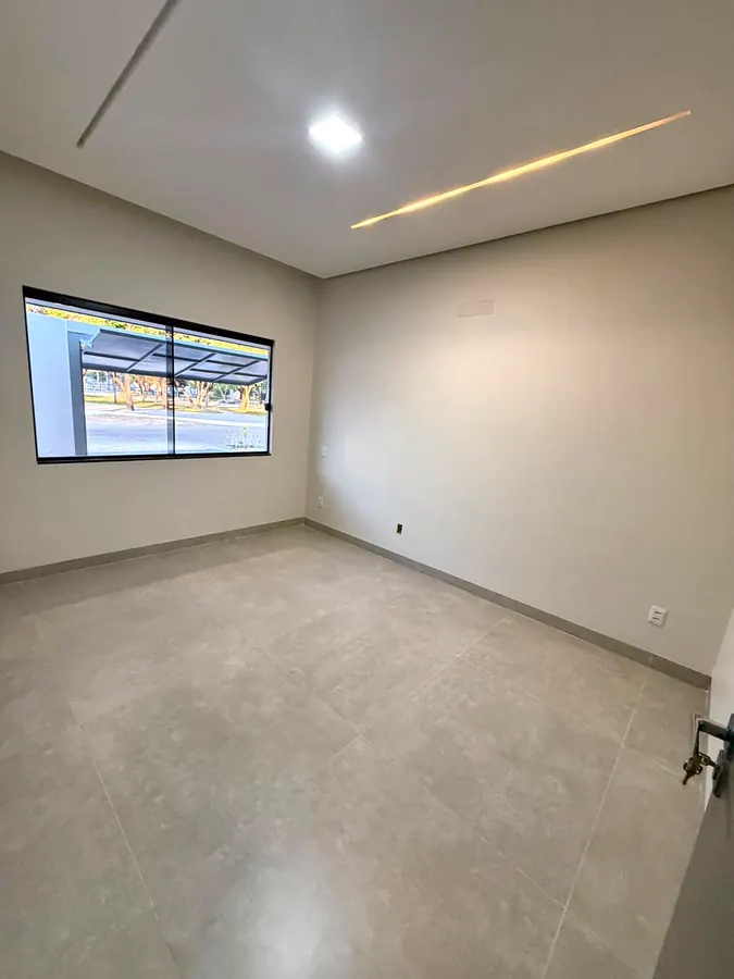 Suíte com janela ampla