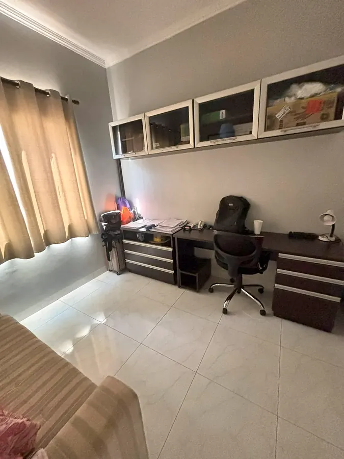 Quarto usado como escritório