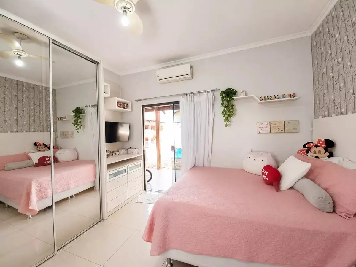 Quarto com armário de espelho