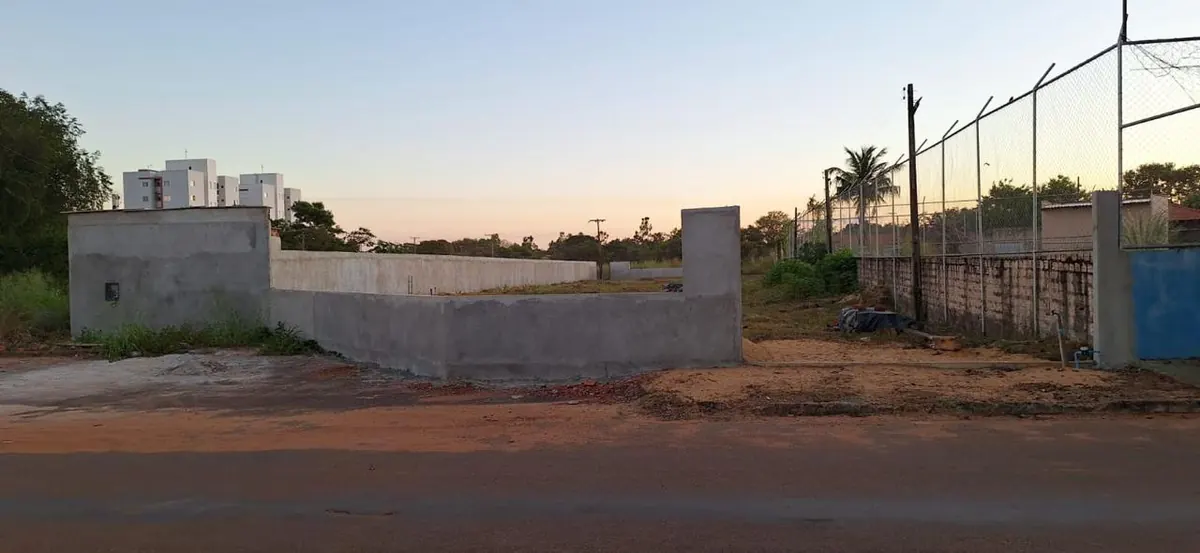Terreno murado, visto da rua