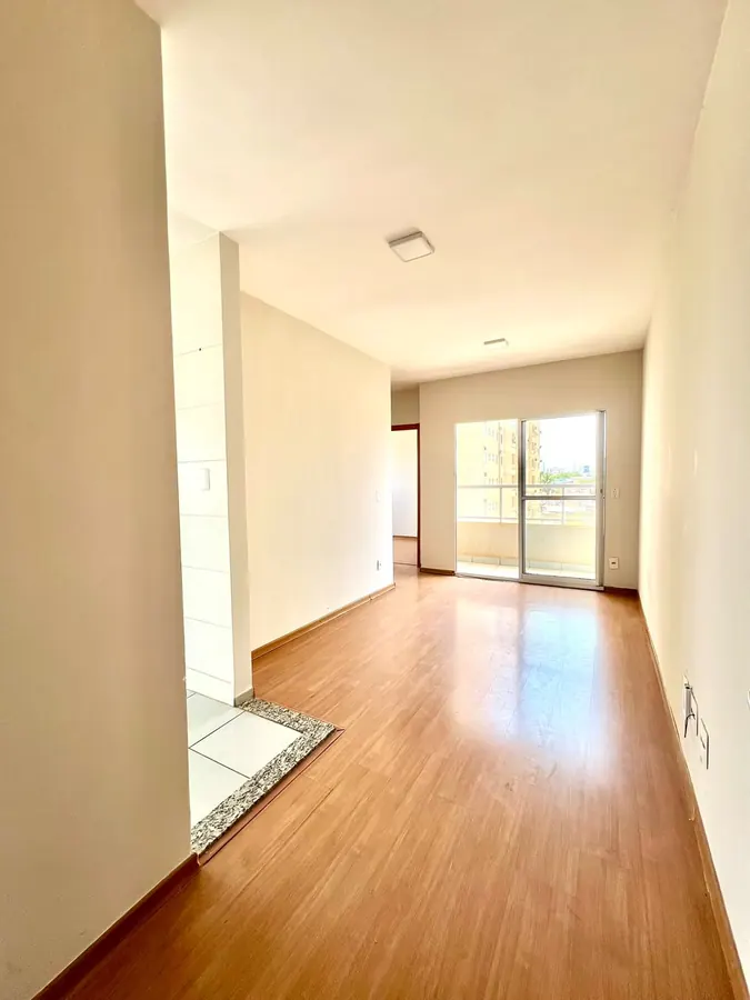 Sala e corredor com piso amadeirado